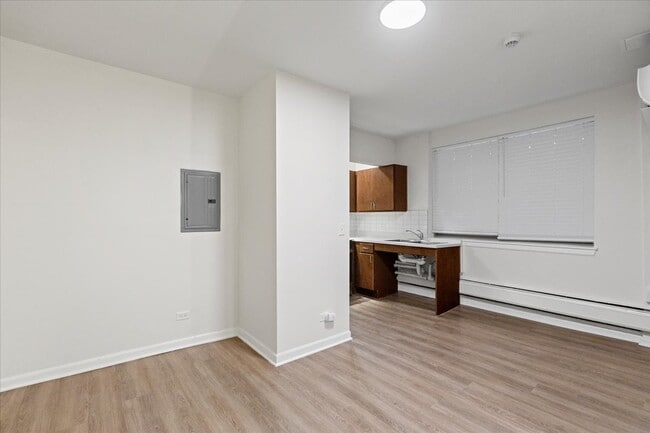 Building Photo - 927 W Wilson Ave