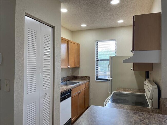 Building Photo - 11628 NW 26th Ct