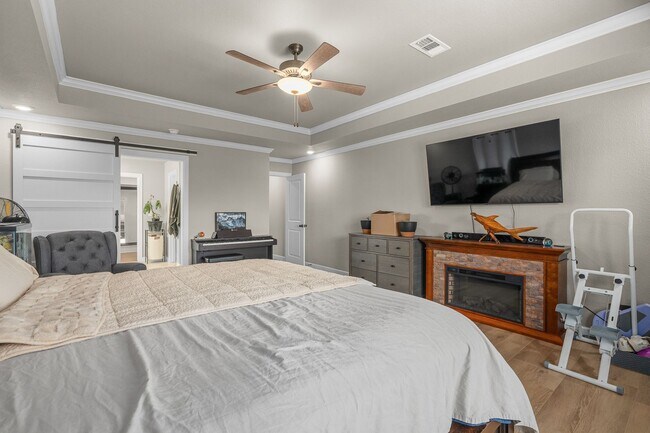 Building Photo - Modern Living: Spacious 5 Bed, 2 Bath Home...
