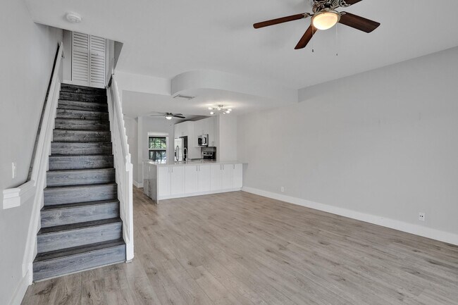 Building Photo - 9913 NW 57th Manor