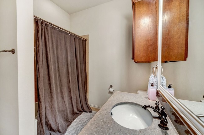 Building Photo - Gorgeous Townhome in The Villas of Hollytree!