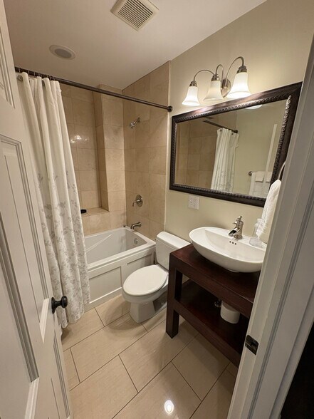 Building Photo - 3049 N Leavitt St