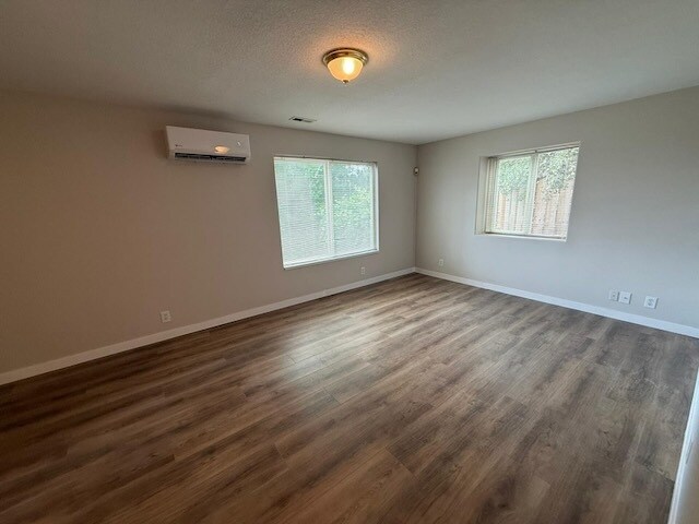Building Photo - 11896 SE Sovereign Ct