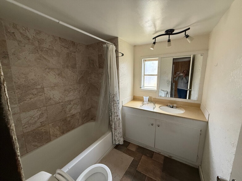 Building Photo - 2100 Roach St