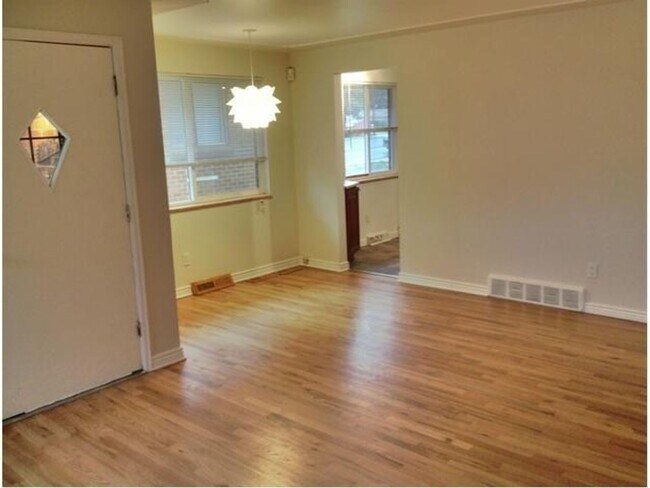 Building Photo - Charming 4BR House in Edgewater