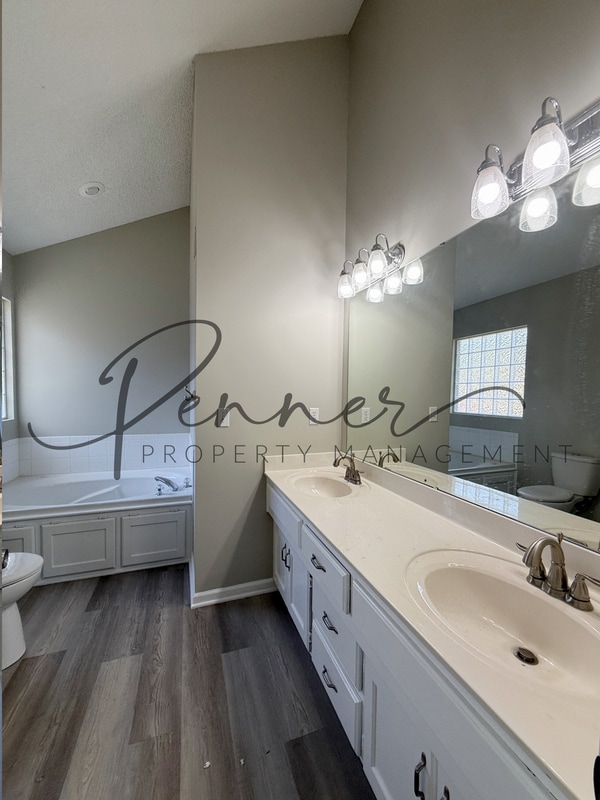 Building Photo - 308 NE Topaz Dr