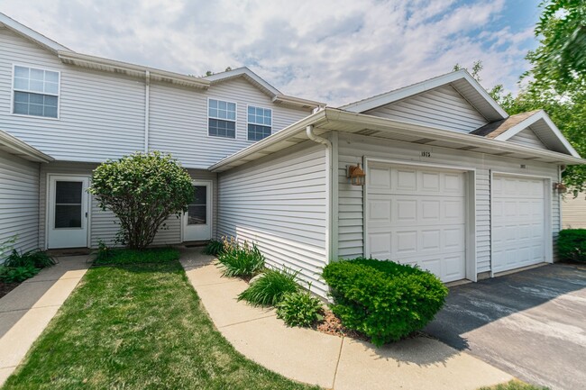 Primary Photo - 3 bedroom / 2.5 bathroom Townhome for Rent...