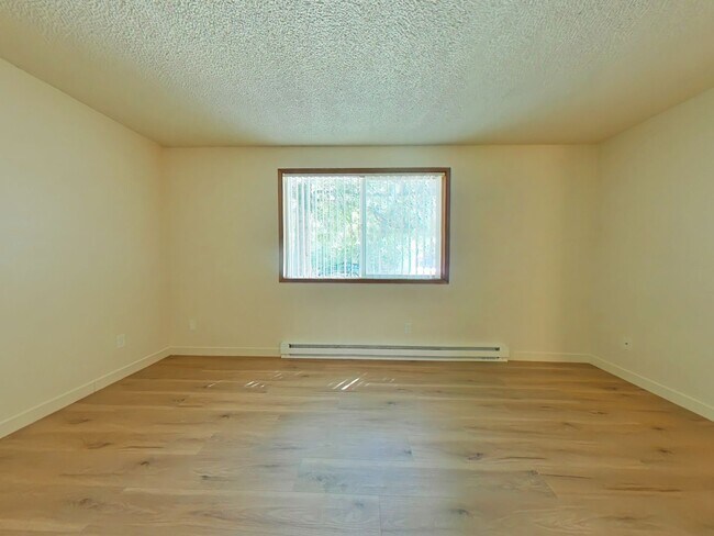 Building Photo - 2 Bedroom Apartment ~ Close to Campus