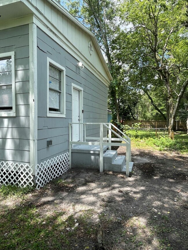 Building Photo - Fabulous 4 Bedroom 2 Bath!