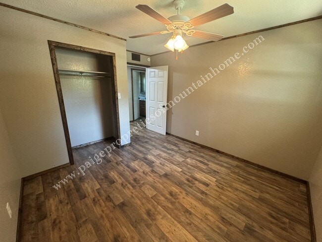 Building Photo - 1016 Kentwood Dr