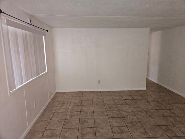 Building Photo - Cute and Clean 2 bed/1 Bath in central BHC