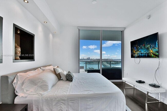 Building Photo - 900 Biscayne Blvd