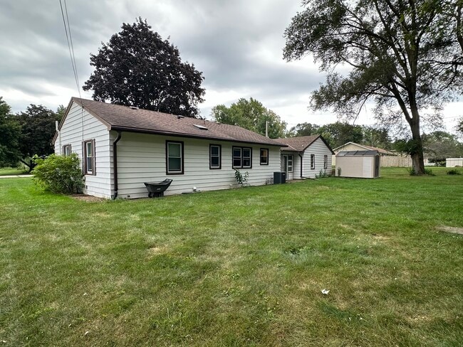 Building Photo - 375 Parklawn Dr