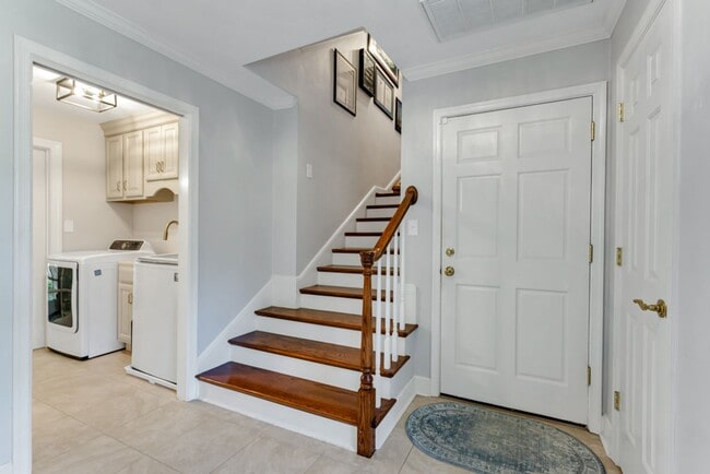 Building Photo - A rare estate-style rental in Thoroughgood
