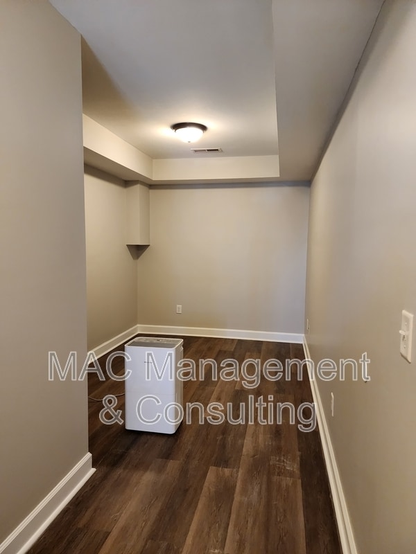 Building Photo - 1028 Nottingham Dr