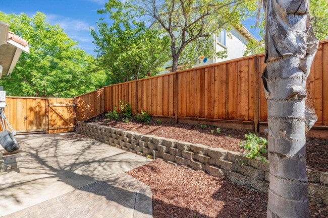 Building Photo - 7531 Edinburgh Way