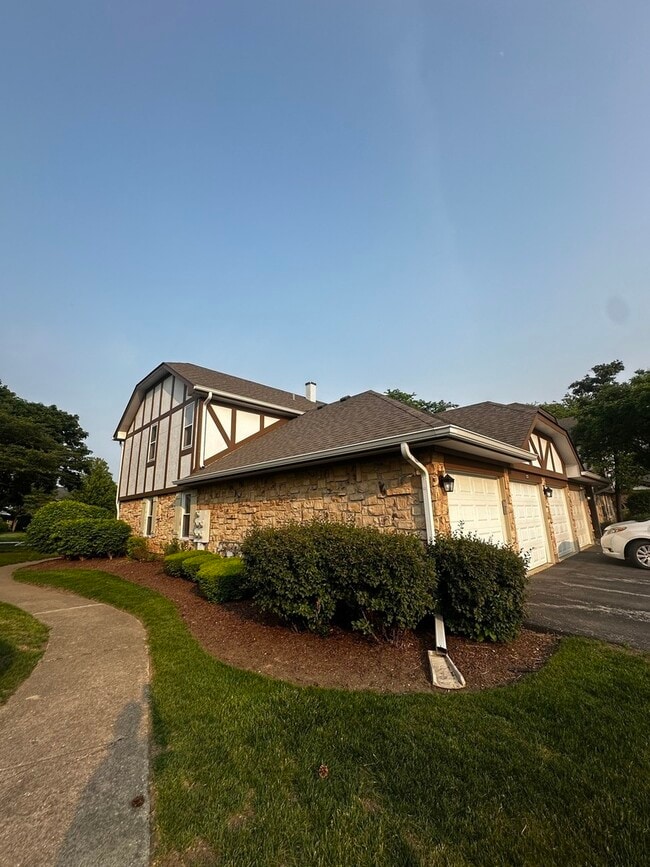 Primary Photo - 1327 Coventry Cir