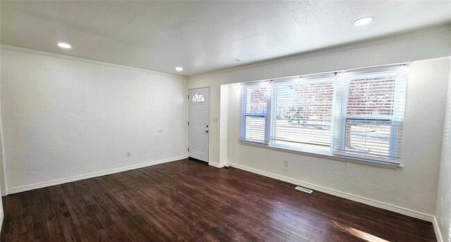 Building Photo - 721 Proctor Pl