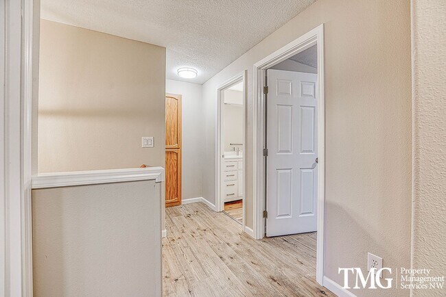 Building Photo - Wonderful 2 Story 3 Bed 2.5 Bath Home in Five Corners!