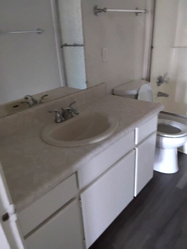 Interior Photo - Singer Cedar 9852-54 Cedar