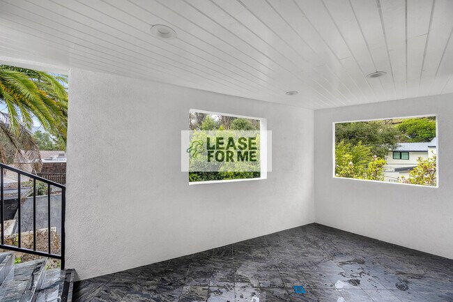 Building Photo - 9848 Portola Dr