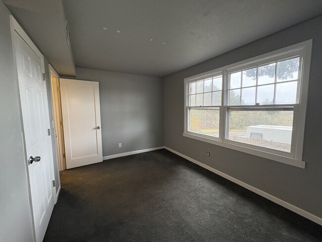 Building Photo - 16093 SW Roy Rogers Rd