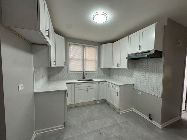 Building Photo - Welcome Home! ***Mobility Area***