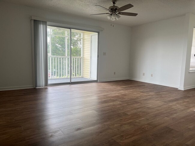 Building Photo - Remodeled 3 Bedroom Condo In a Prime Location!!!  ~ Annual Rental ~
