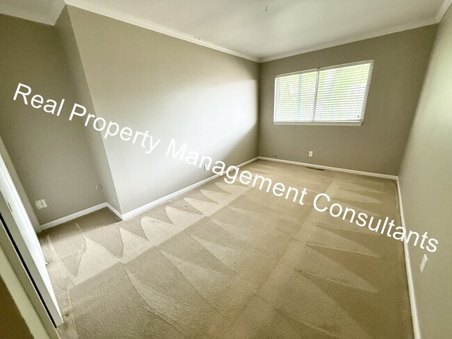 Building Photo - Beautiful Condo on the Plaza with City Vie...