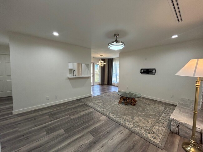 Building Photo - 200 Martingale