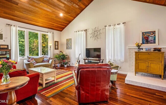 Building Photo - Beautiful & Spacious 3 Bedroom 3 Baths