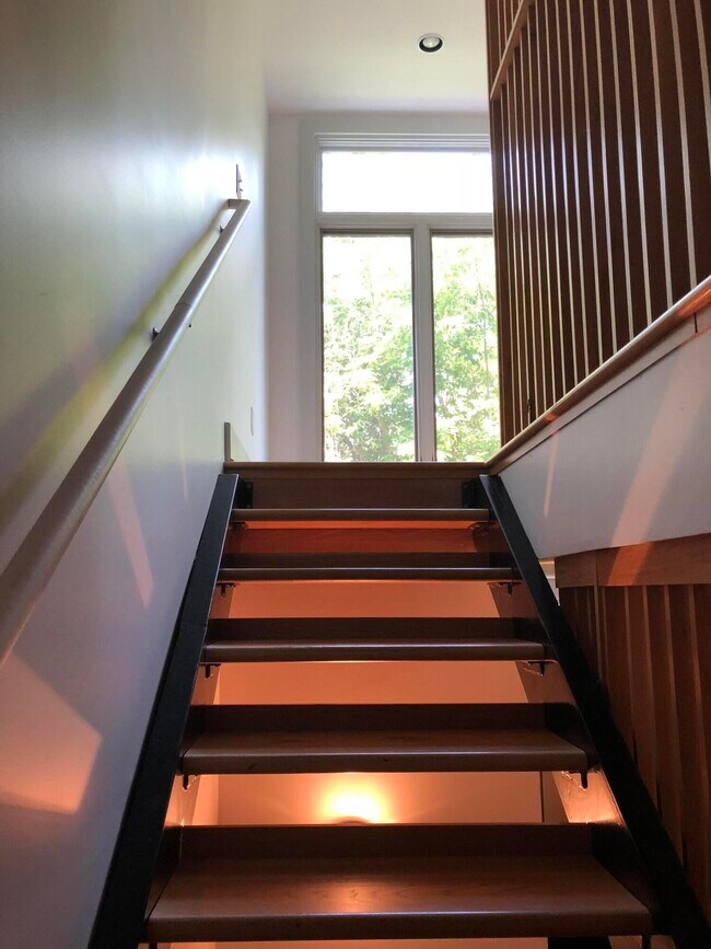 Building Photo - 622 W Main St