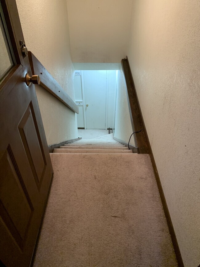 Building Photo - Rambling apartment B