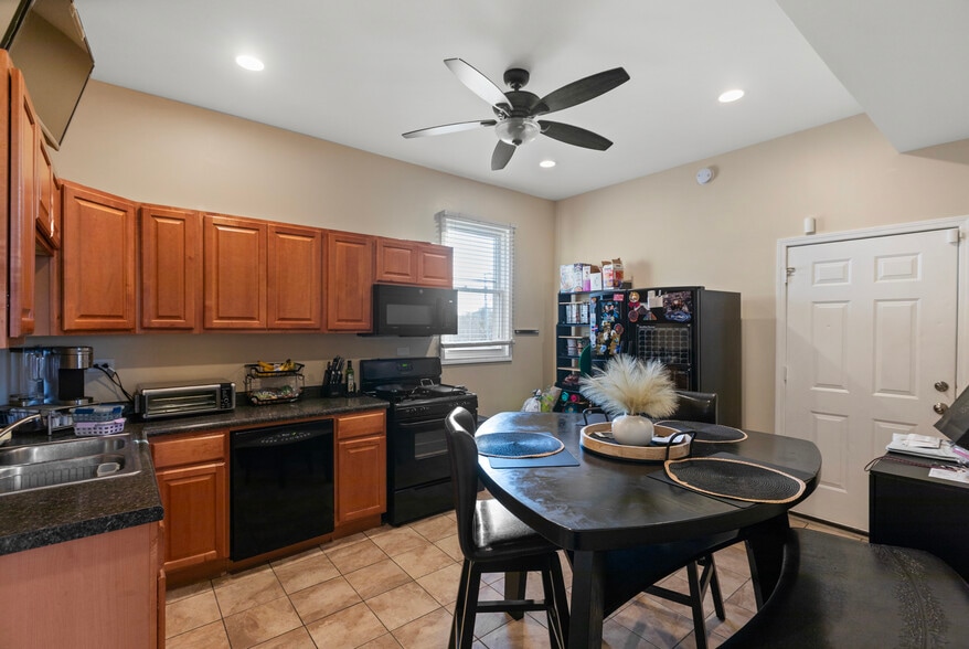 Building Photo - 2028 N Hamlin Ave