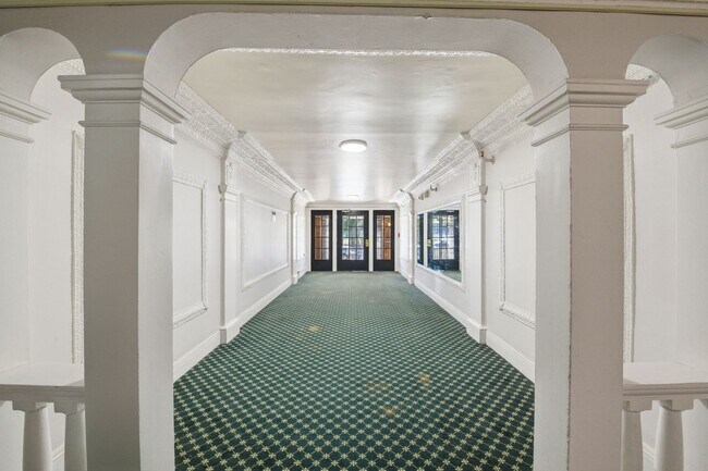 Building Photo - 2100 Post St