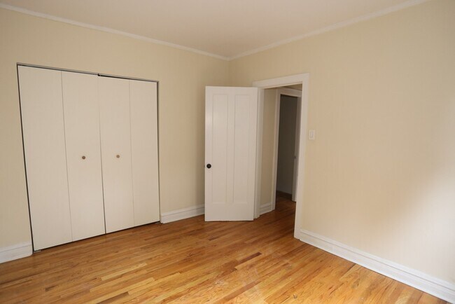 Building Photo - 4740 N Hermitage Ave