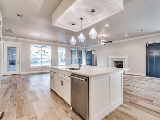 Building Photo - 2425 Rumble Ln