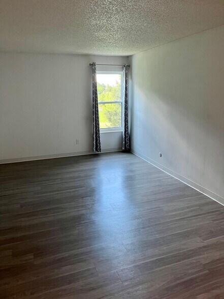 Building Photo - 410 Zang St