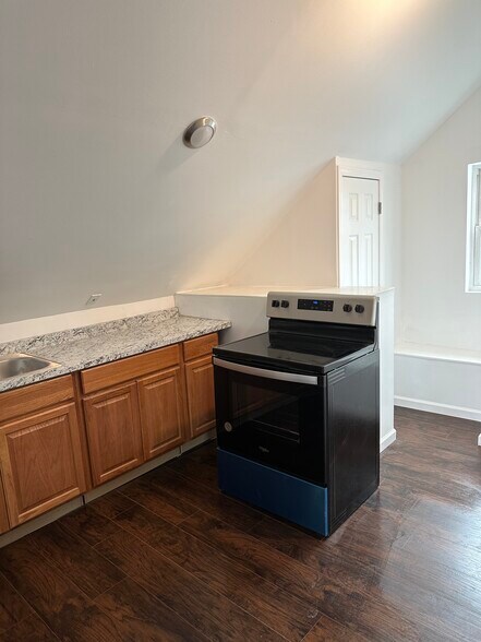Kitchen - 166 Bond St