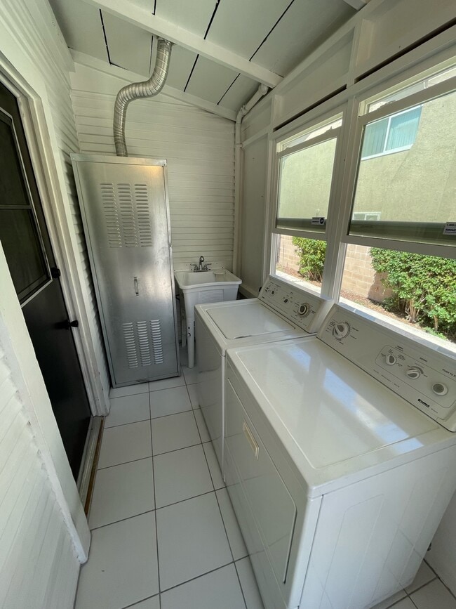 Building Photo - 1110 W 164th St