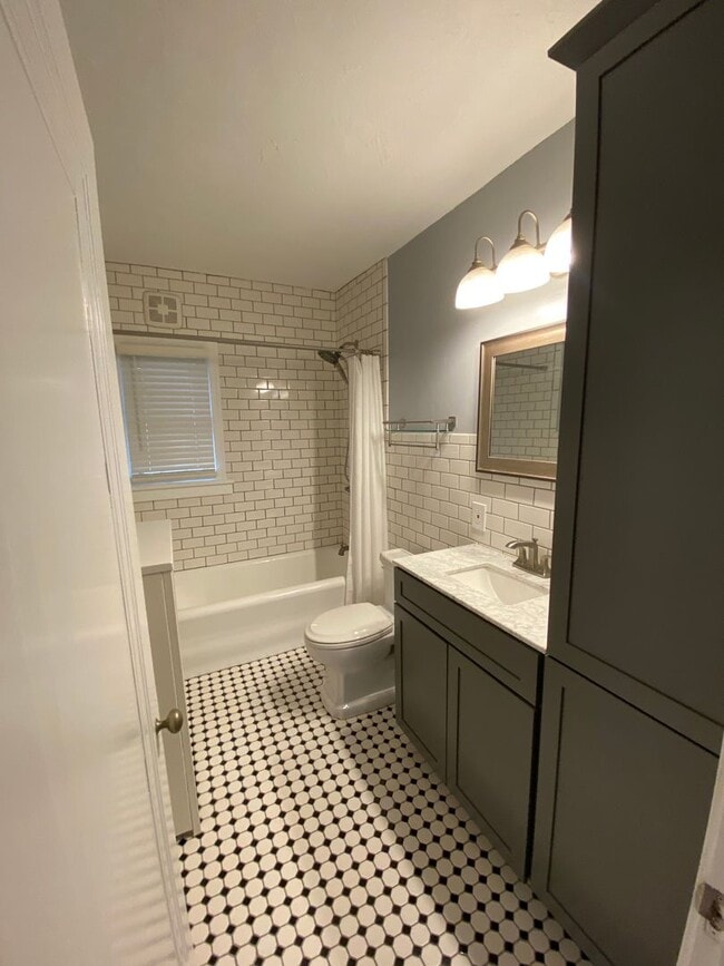 Building Photo - 5 Bedroom 4 Bath Home For Rent in Shaker Heights