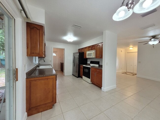 Building Photo - 10 Winding Ridge Rd