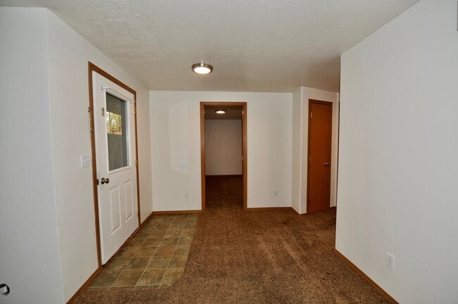 Building Photo - Basement 2 bed 1 bath unit