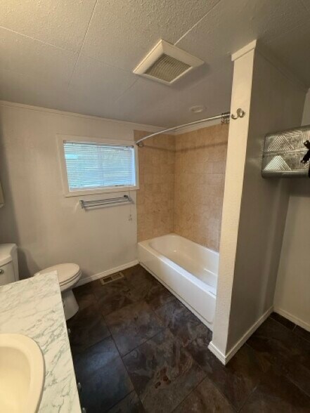 Building Photo - 406 E 43rd St