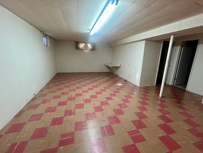 Building Photo - 4 Bedroom Ranch House - Prime Location Min...