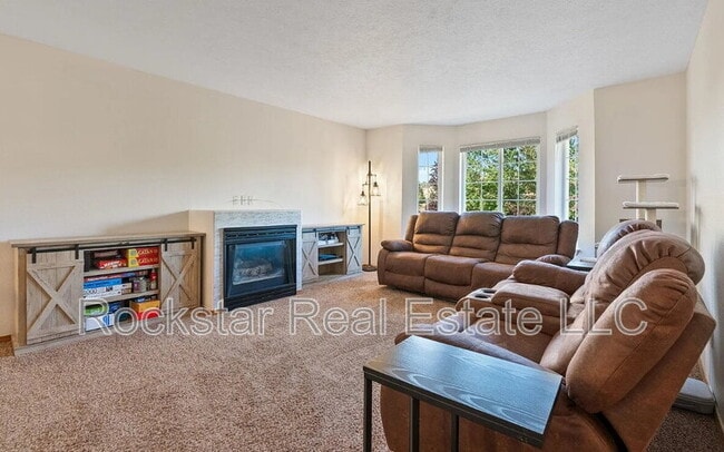 Building Photo - 607 W Persimmon Ln