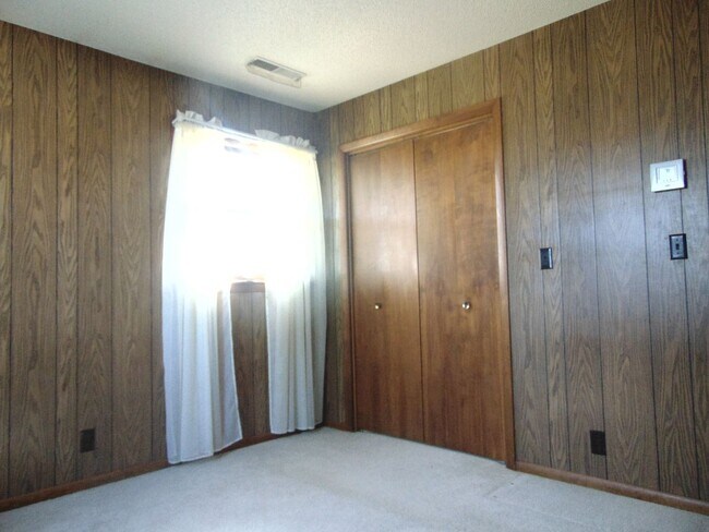 Building Photo - Fayette Family Farm House!