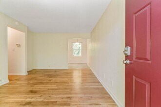Building Photo - $300 off first month! Beautifully remodeled 1-bdrm/1-bath in 7-plex—Off-street parking, shared la...