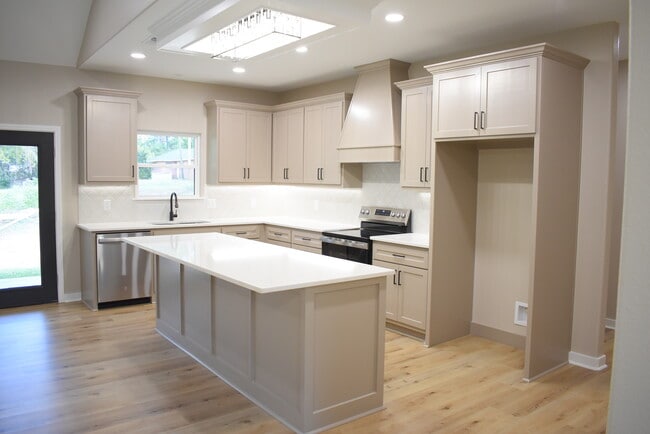Building Photo - 2713 Sullivan Dr