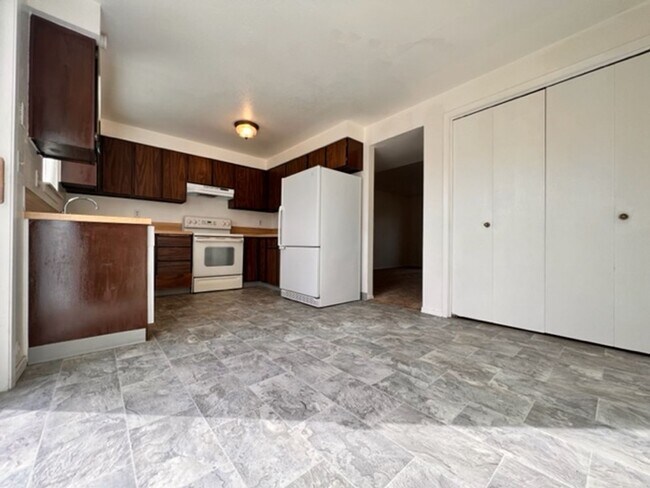 Building Photo - 200 N Stierman Way